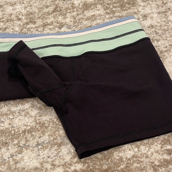 Lululemon RARE Reverse Groove Short (Regular) size 8 - Picture 4 of 7